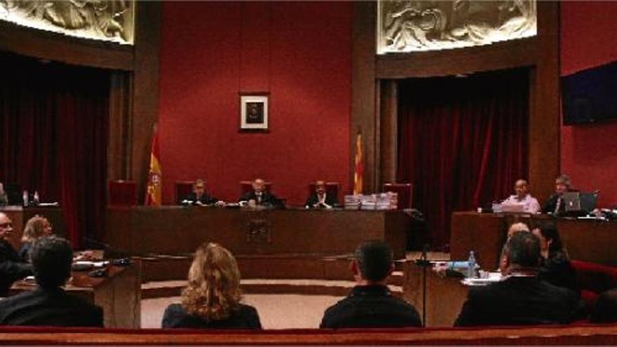 D&#039;esquerra a dreta, Perarnau, Gimeno, Petrov, Valls i Crespo, a l&#039;Interior de la sala on se celebra el judici.