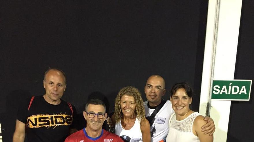 Sebastián Rodríguez, &#039;Chano&#039;, con la bandera de Vigo, en Río con un grupo de amigos. // FdV