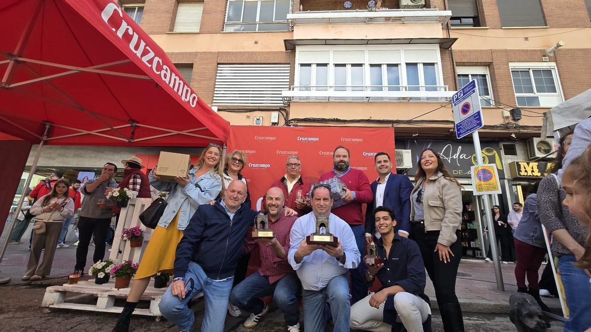 Foto de familia de jurado, organización y ganadores de las dos categorías.