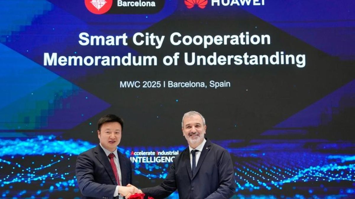 Andrés Yin Hui, CEO de Huawei Iberia, y Jaume Collboni, alcalde de Barcelona, en el MWC 2025.