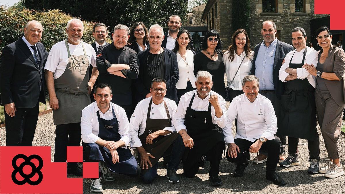 Varios de los cocineros que han participado en el homenaje a Santi Santamaria en Can Jubany, este lunes en la entrada del restaurante, con la viuda del chef, Àngels, y sus hijos, Pau y Regina.