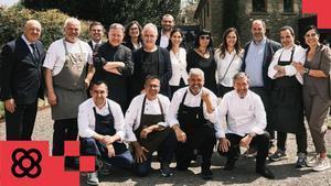 Varios de los cocineros que han participado en el homenaje a Santi Santamaria en Can Jubany, este lunes en la entrada del restaurante, con la viuda del chef, Àngels, y sus hijos, Pau y Regina.
