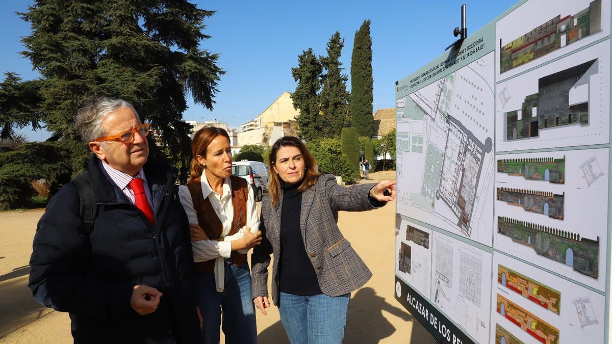 Salvador Fuentes, Marián Aguilar y Carmen Chacón, ante los planos del Alcázar.