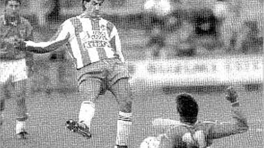 Alonso lluita amb un jugador del Múrcia a Montilivi l&#039;any 1992.