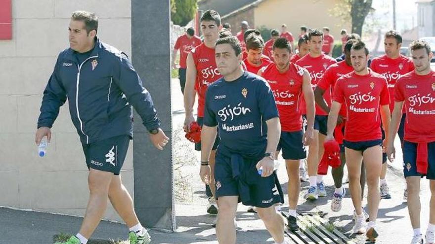 Los técnicos Sandoval e Ismael, al frente de la plantilla a su regreso del paseo, a la entrada de Mareo.