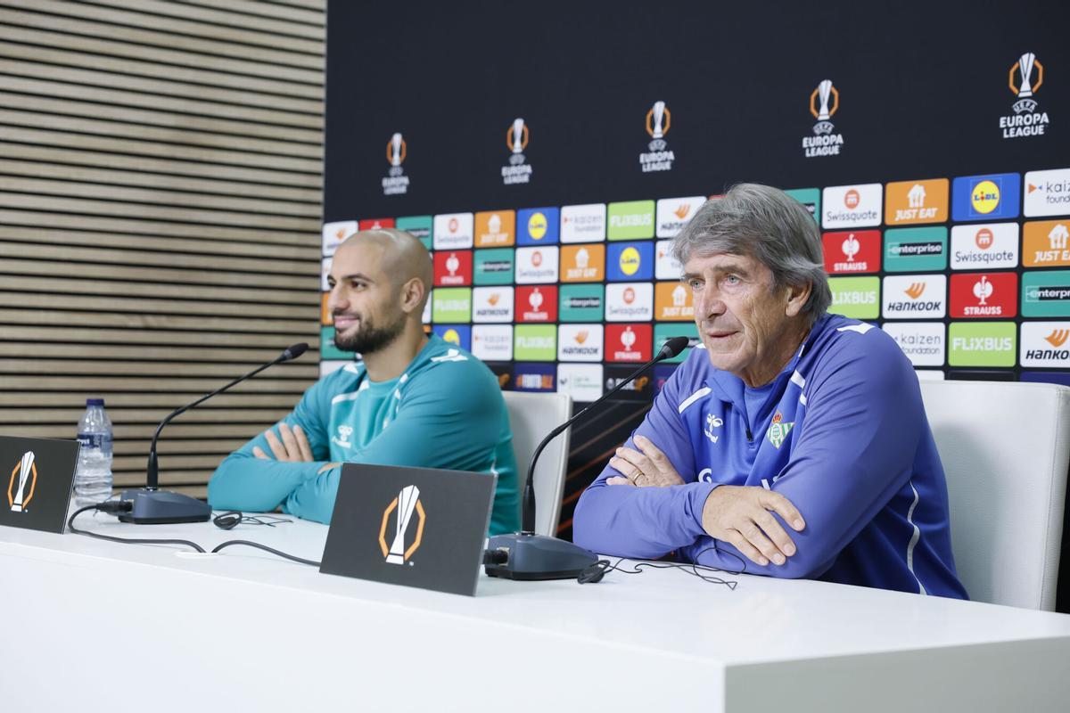 Manuel Pellegrini y Sofyan Amrabat en la rueda de prensa previa al Betis-Utrecht