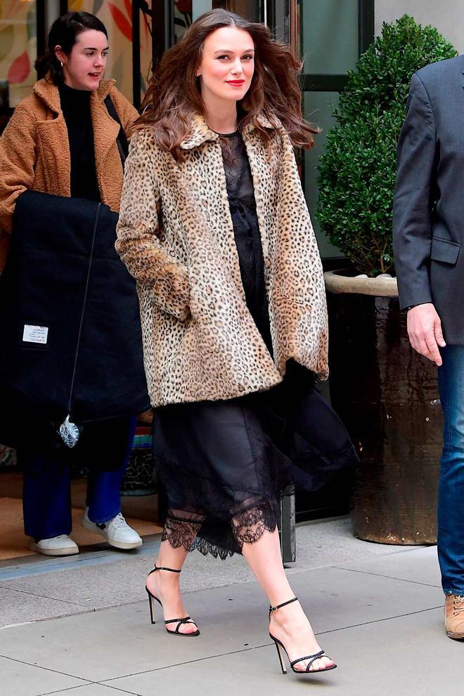 Keira Knightley arriega con look animal print y lencero