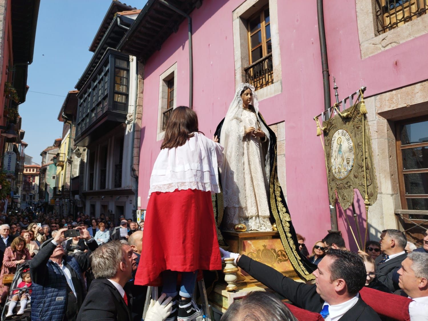 Emocionante procesión del Santo Encuentro en Llanes