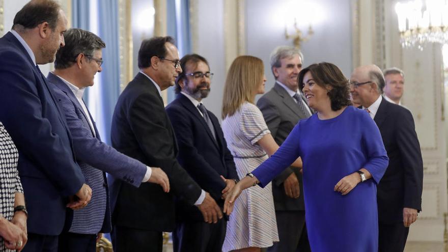 Pedro Rivera (en el centro), después de saludar a la vicepresidenta Soraya Sáenz de Santamaría.