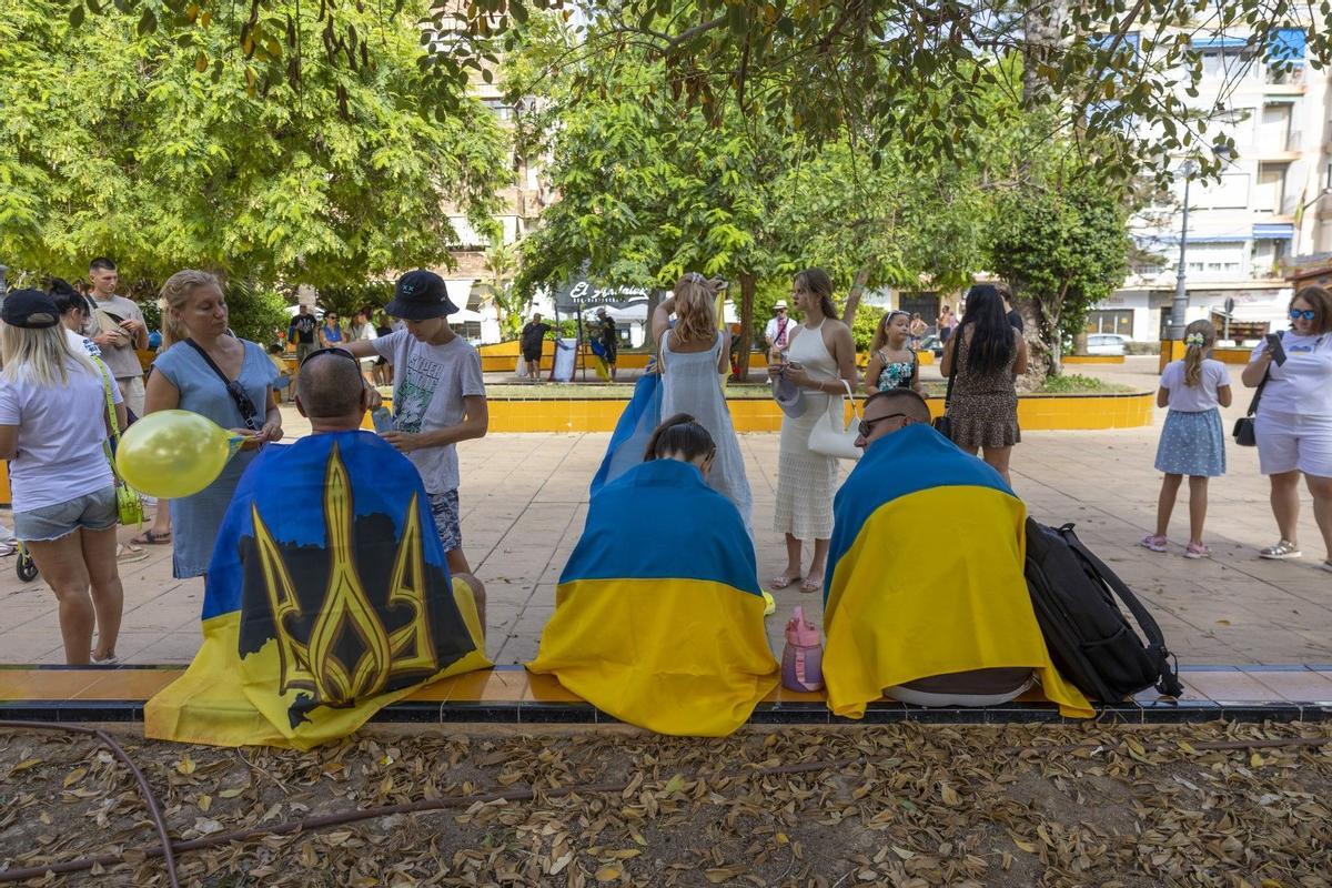 Grupos de ucranianos en la celebración del día de la independencia en la plaza de la Constitución de Torrevieja