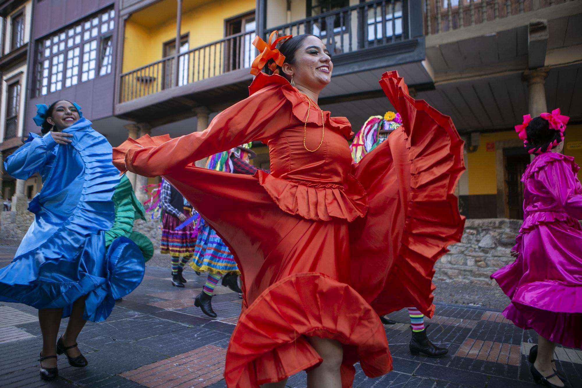 El festival de música y danzas populares llena las calles de Avilés de color