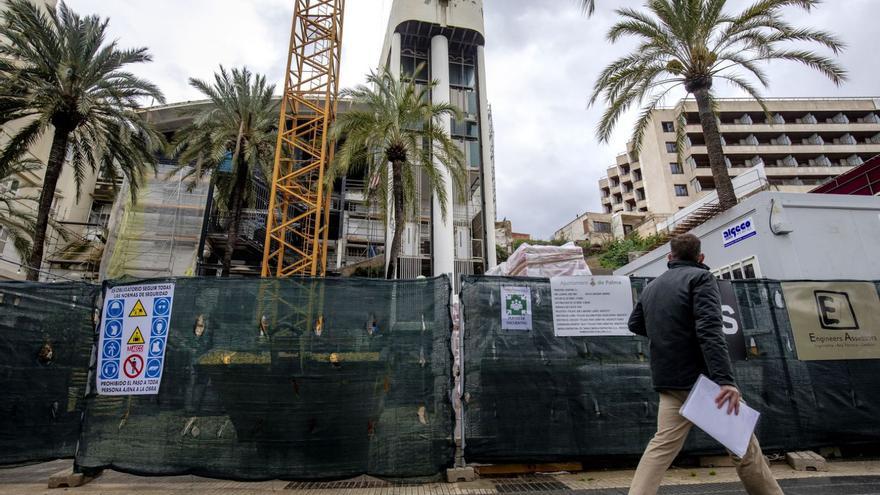 Las excavadoras derriban el edificio de Tito's.