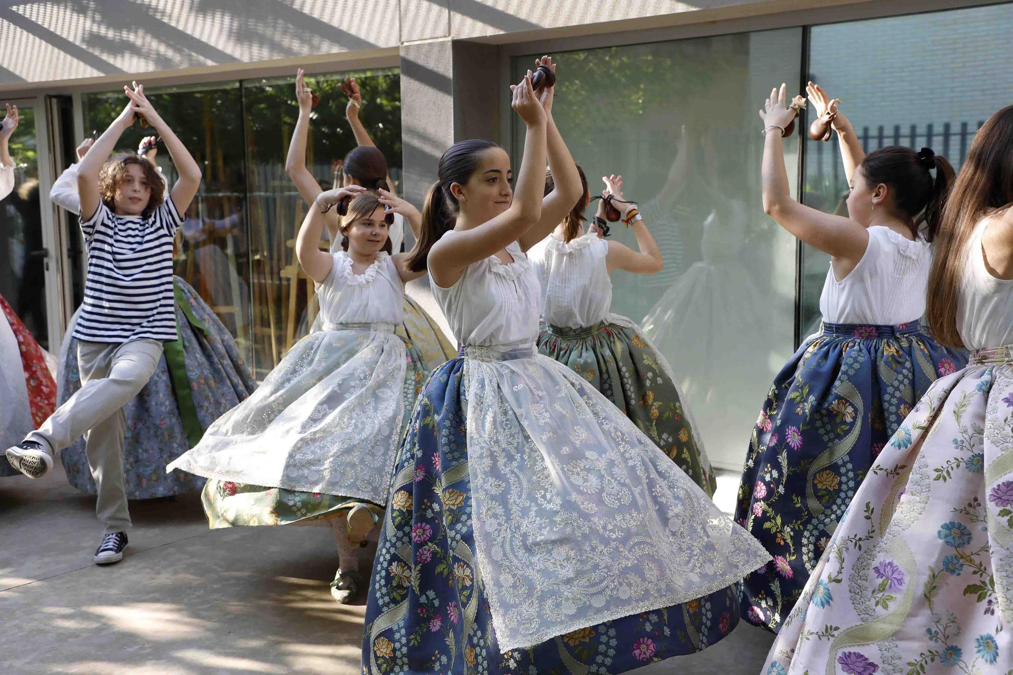 Las falleras infantiles de 2020-2021 y 2022 ensayan la "Dansà"