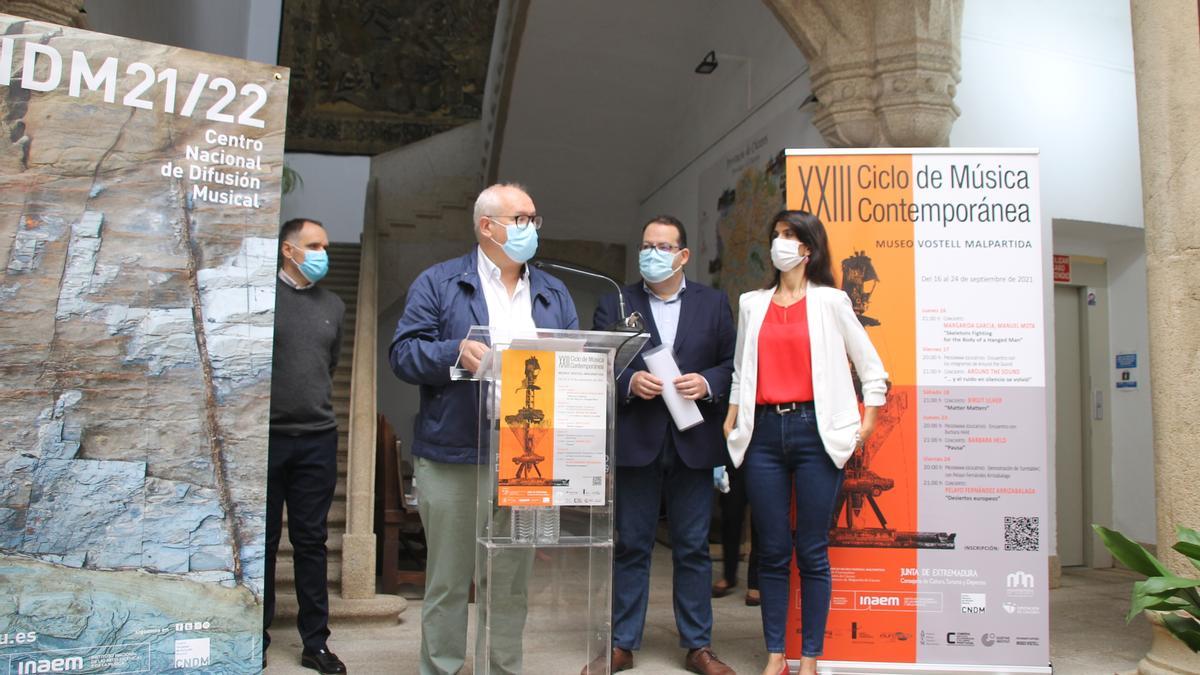 José Antonio Agúndez, director del Museo Vostell, en la presentación del ciclo.