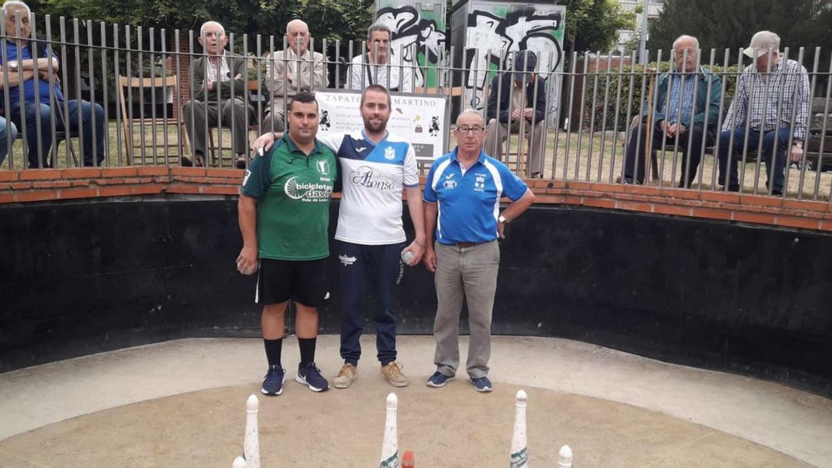 En el centro, por la izquierda, Iván Rivas, Abelardo López y el armador Rosendo Blanco, antes de la semifinal. | LNE