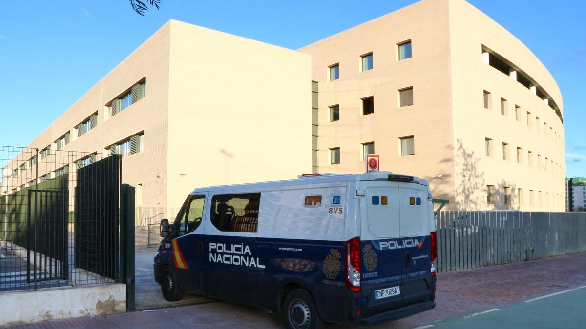 Un furgón de la Policía Nacional en los accesos a la Ciudad de la Justicia de la capital de la Plana.