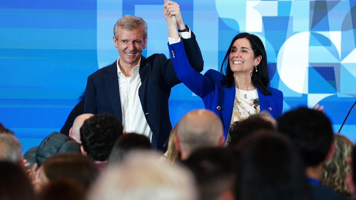 Alfonso Rueda celebra el resultado de las elecciones junto a la secretaria general del PP en la Galicia.