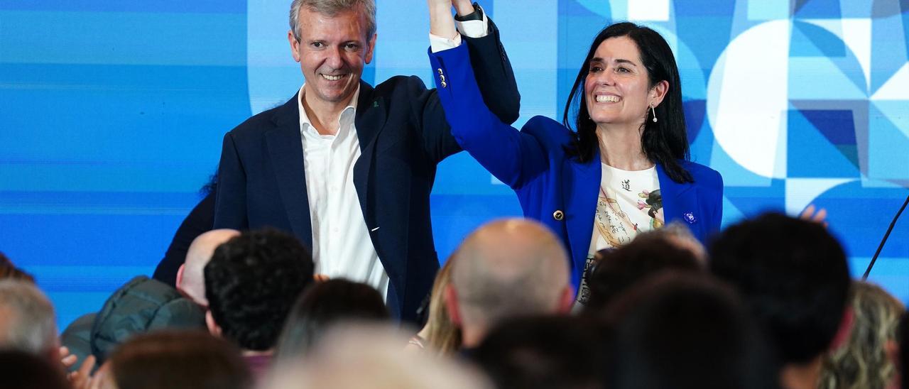 Alfonso Rueda celebra el resultado de las elecciones junto a la secretaria general del PP en la Galicia.