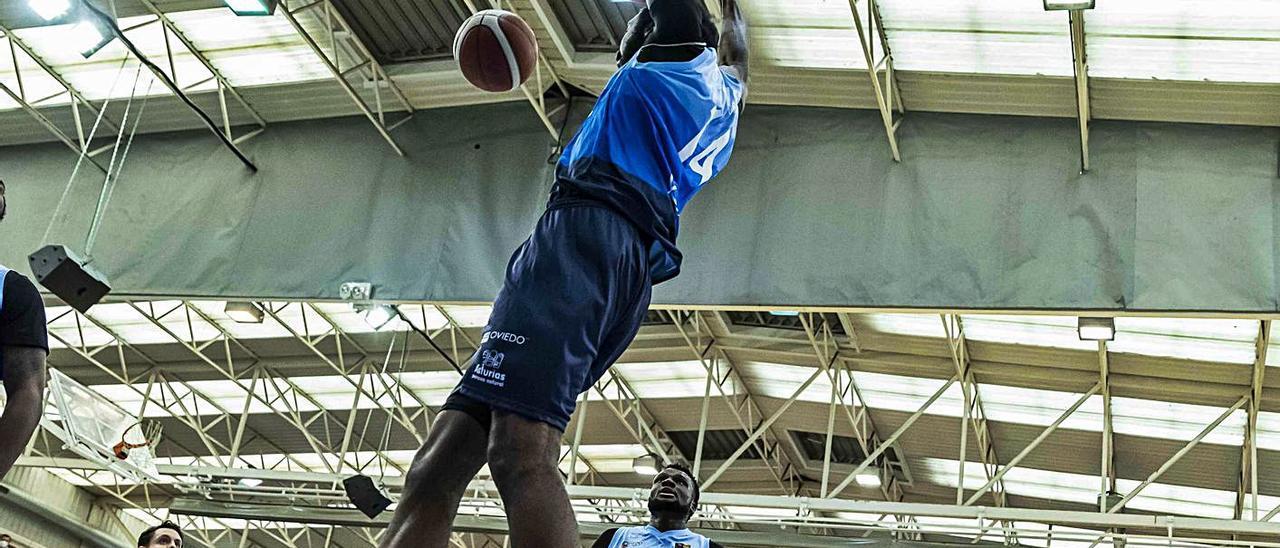 Kabasele machaca ante la mirada de Norelia en el Oviedo Baloncesto-Castelló. | Santiago Briansó / OCB