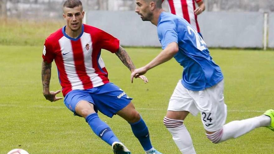 Nacho López conduce el balón ante un jugador del Sporting. // Mara Villamuza