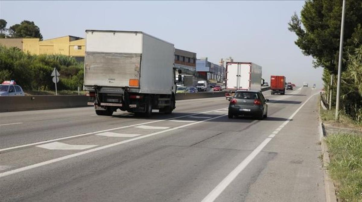 Mor un motorista després d’un accident amb dos turismes a l’altura de Parets del Vallès