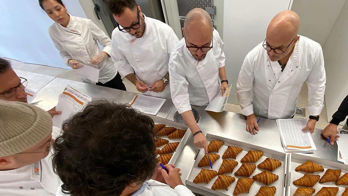 Los miembros del jurado que elige el mejor cruasán artesano de mantequilla de España 2025 observan las piezas presentadas.