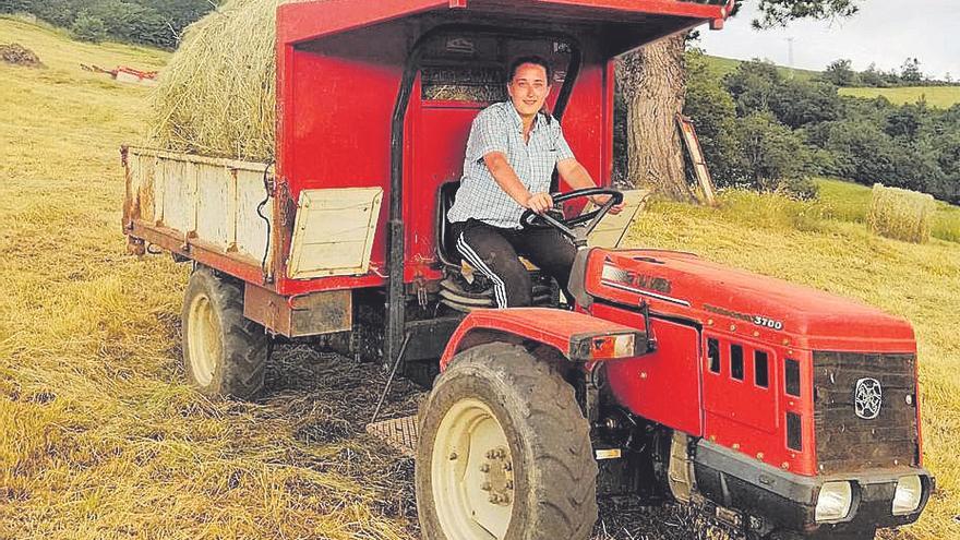 Cristina Vega con el tractor a la hierba seca.