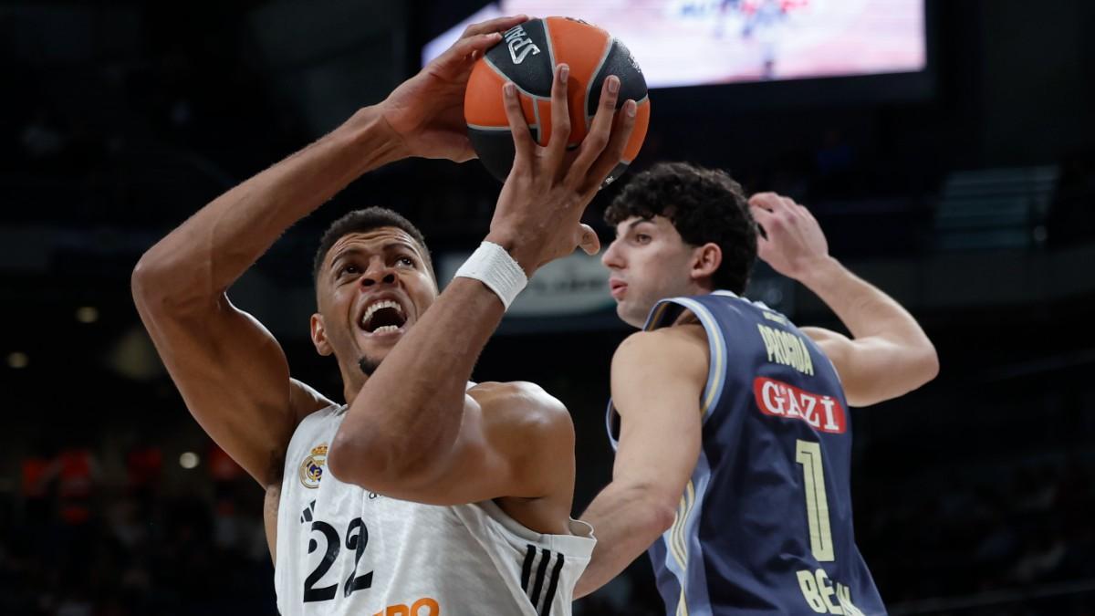 Gabriele Procida y Edy Tavares, en un partido de Euroliga esta última temporada