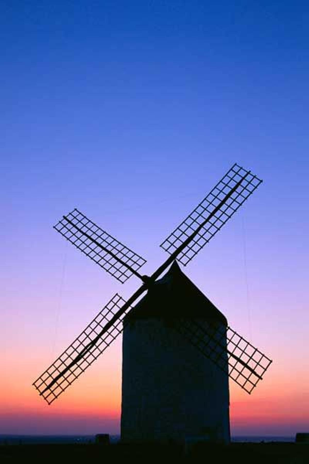 El sol sale tras un molino de viento en Consuegra, Toledo.