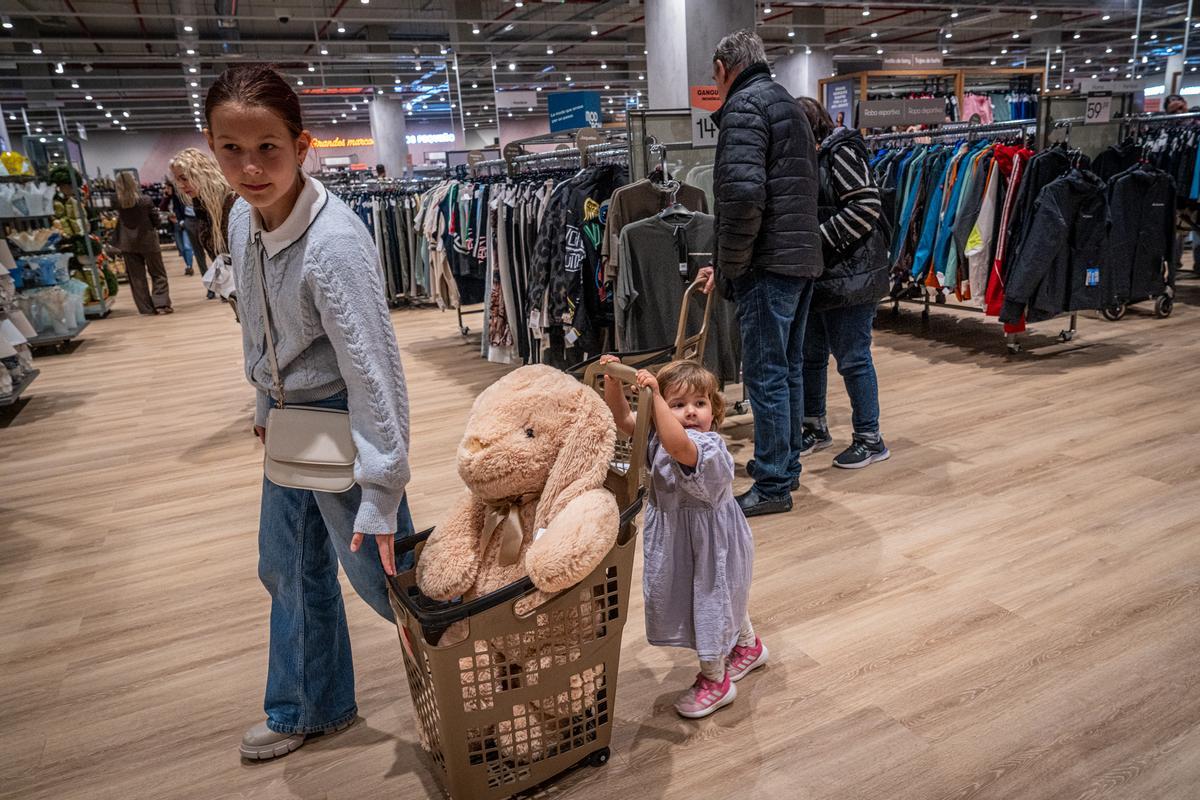 Furor y ofertas en el estreno de la primera tienda en Barcelona del outlet de grandes marcas TK-Maxx