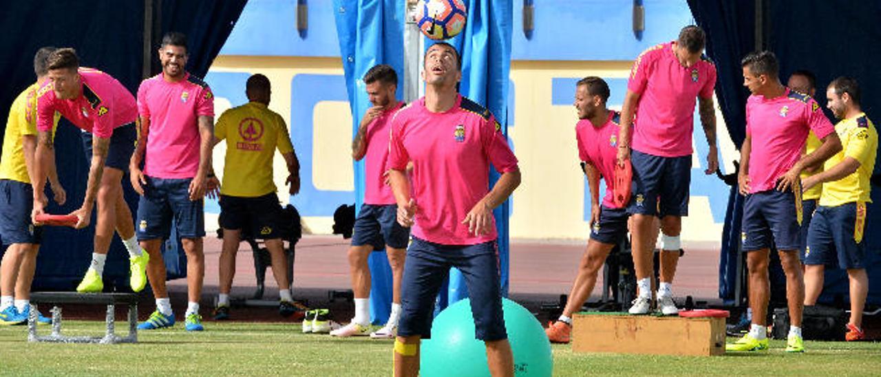 Hernán Santana, con un vendaje en la rodilla, da toques con el balón.