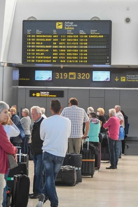 26-03-20  GRAN CANARIA. AEROPUERTO DE GRAN CANARIA. INGENIO TELDE. . Efecto del Covid-19 en el Aeropuerto de Gran Canaria, plataforma de aparcamiento de aviones vacía, últimos turistas y últimos en llegar.  Fotos: Juan Castro.