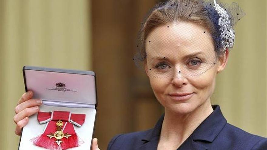 Stella McCartney recibe la Orden del Imperio británico