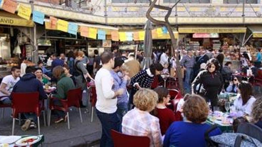 Terrazas abarrotadas en el entorno del Mercat Central, el pasado año.