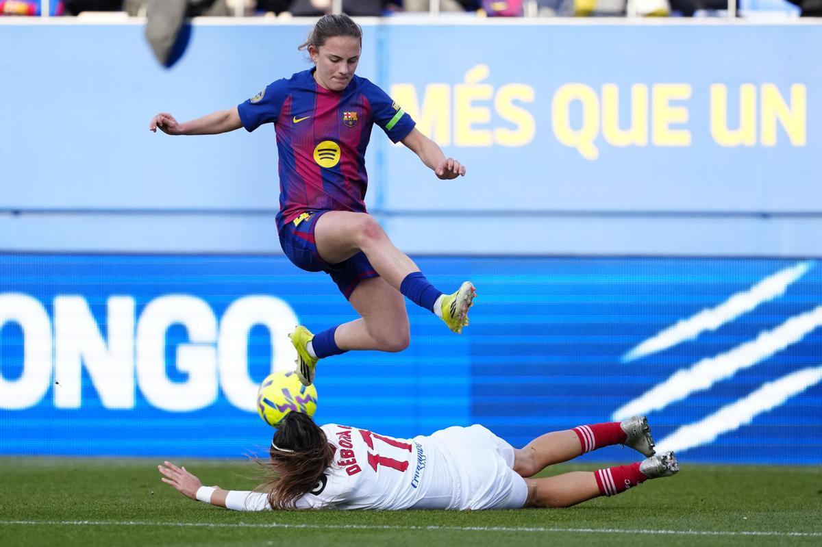 BARCELONA, 01/02/2026.- La centrocampista del Barcelona Carla Julià Martínez (arriba) ante la defensa del Sevilla Débora durante un encuentro de la Liga F Moeve entre el FC Barcelona y el Sevilla en Barcelona, este domingo. EFE/ Alejandro García