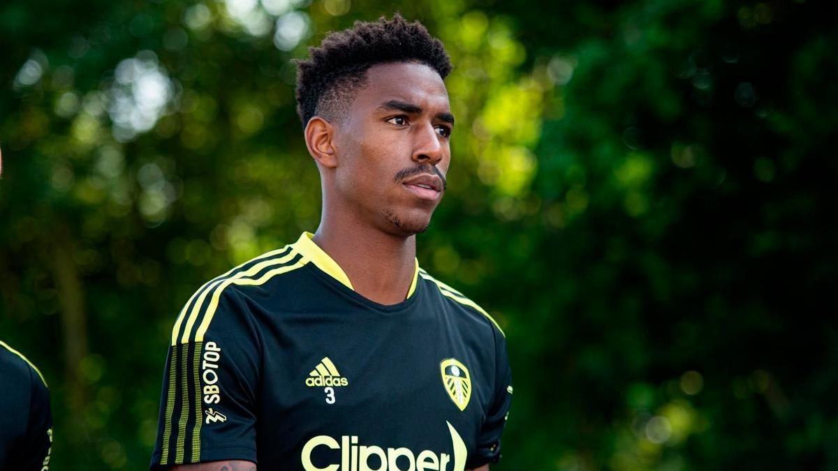 Junior Firpo durante un entrenamiento con el Leeds