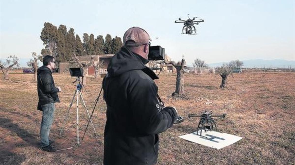 Prueba de los 'drones' que vigilarán fincas agrícolas, en Vilamalla, el lunes pasado.