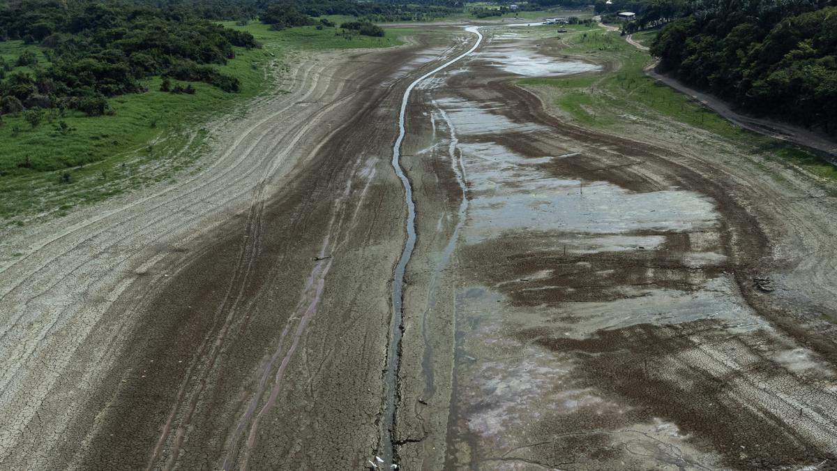Image aérea del río navegable Solimoes, en la Amazonia, muy afectado por la sequía extrema que vive la región.