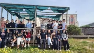 Estudiantes de un colegio de Vigo limpian la playa de Rodeira