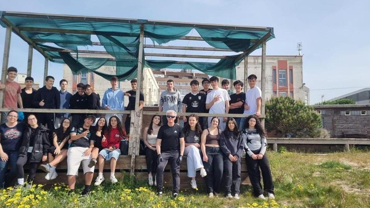 El Colegio Vigo participa en una limpieza de la playa de Rodeira, en Cangas