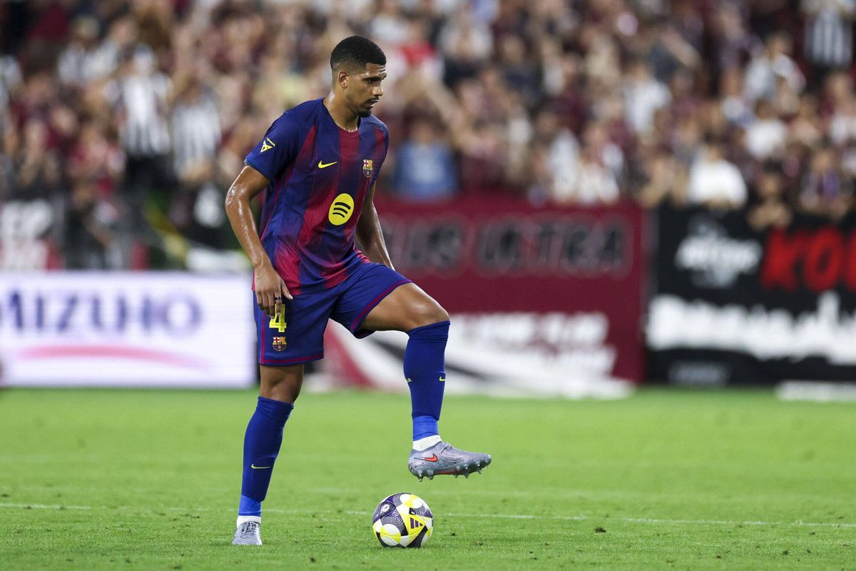 Ronald Araujo, ante el Vissel Kobe