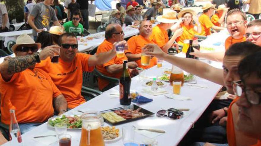 Festeros toman el aperitivo antes de la comida.