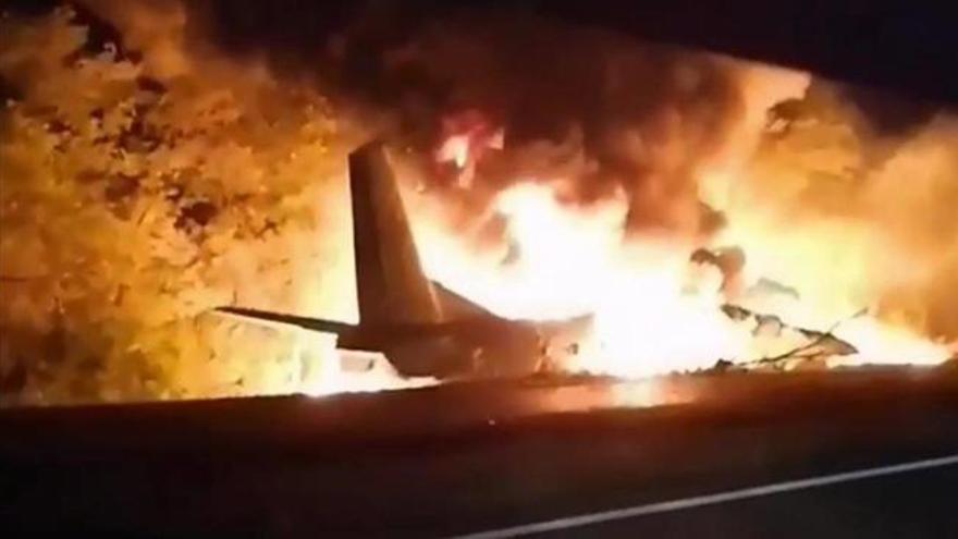 Mueren 26 personas tras estrellarse un avión militar en Ucrania
