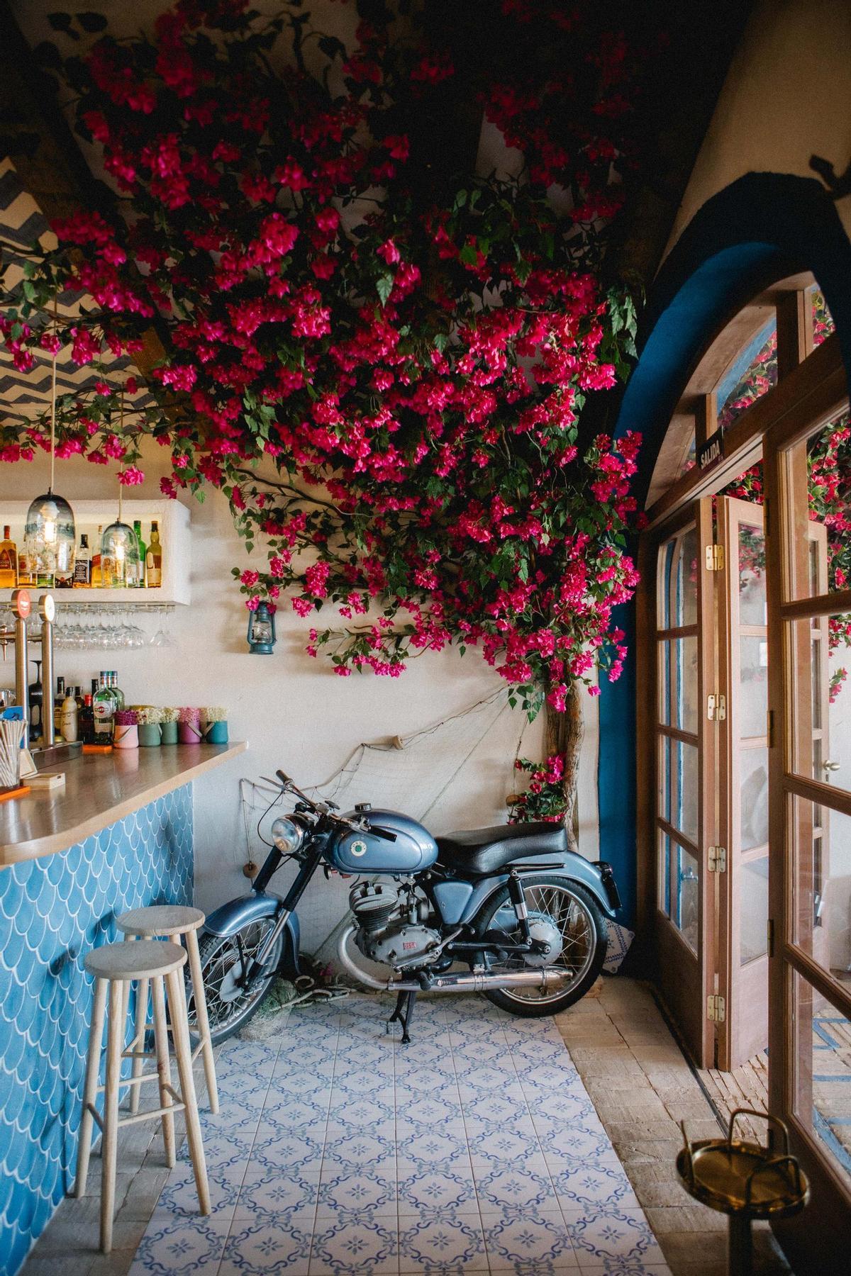 Imagen de la decoración de estilo mediterráneo del restaurante Escama en Jávea.