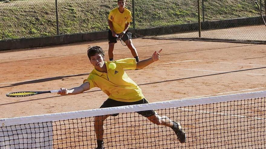 Un instante del partido de dobles disputado ayer por Tomás Currás (delante) y Alberto Colás. // FdV