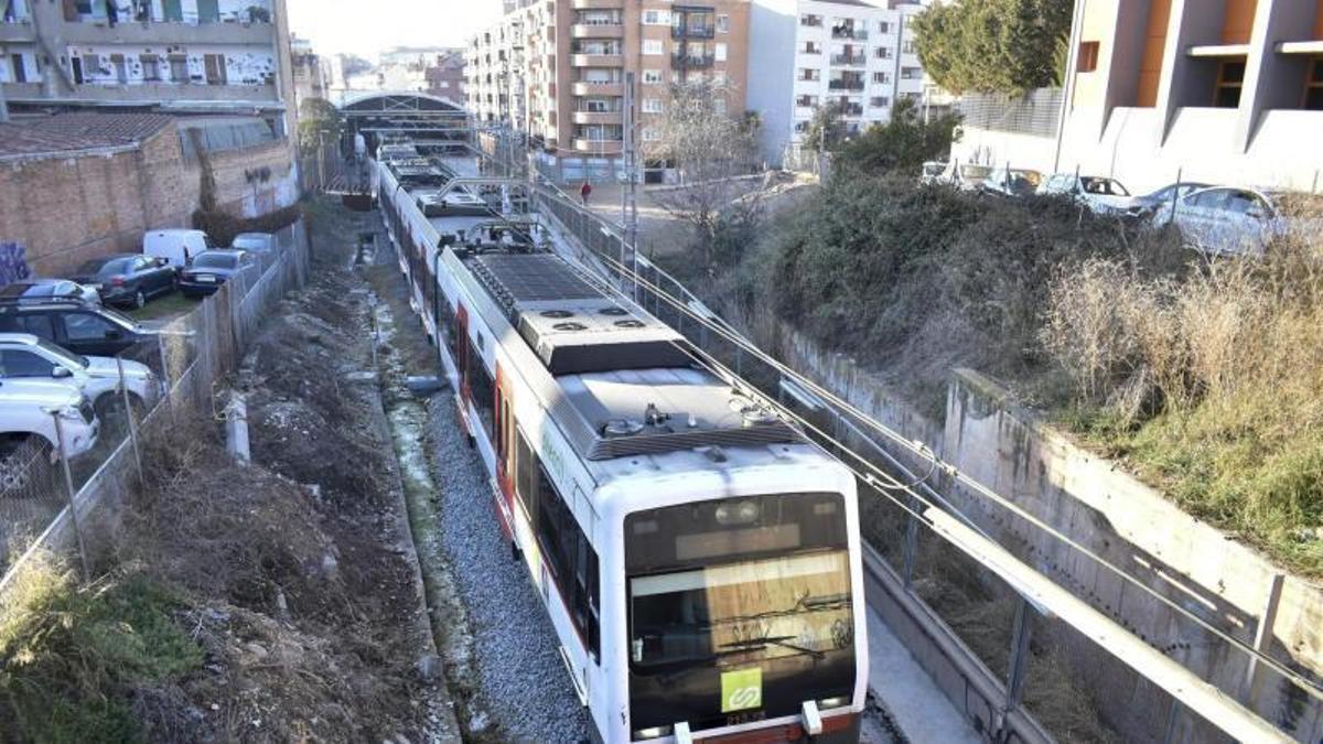 Un tren de Ferrocarrils sortint de l'estació de Manresa Baixador
