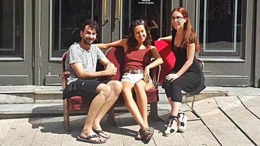 D&#039;esquerra a dreta, Albert Ruiz, Alba Aloy i Sílvia Sanfeliu, coordinadors del microteatre, ahir davant del Conservatori