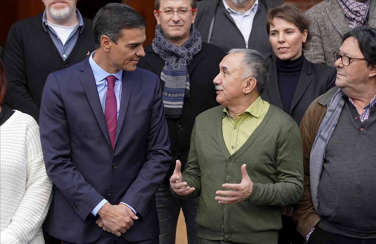 El presidente del Gobierno, Pedro Sánchez junto al secretario general de UGT, Pepe Álvarez posan durante la recepción a la Ejecutiva Confederal de la UGT, en el Palacio de La Moncloa.