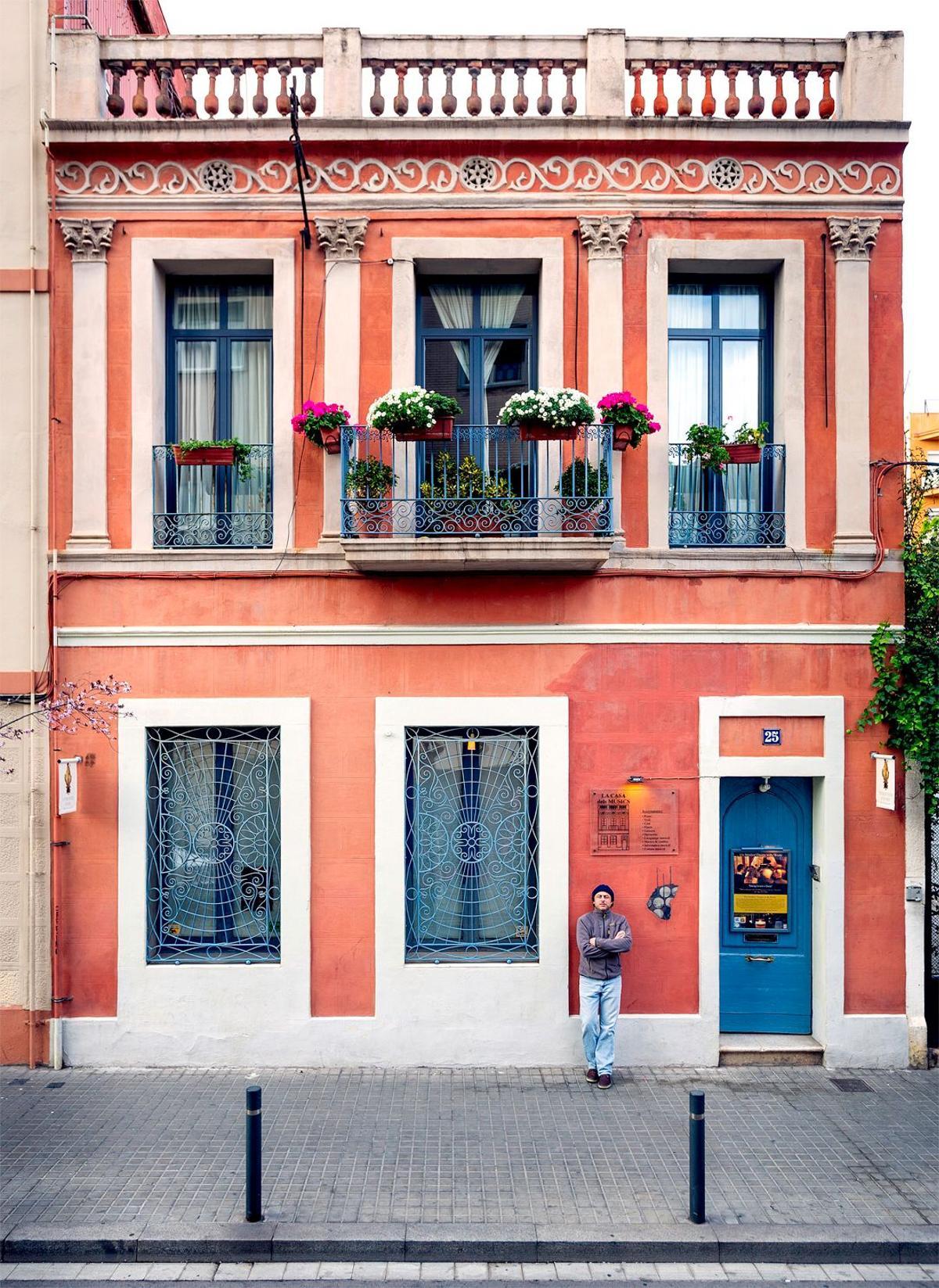 Luis de Arquer, posando frente a la fachada de la Casa dels Músics.