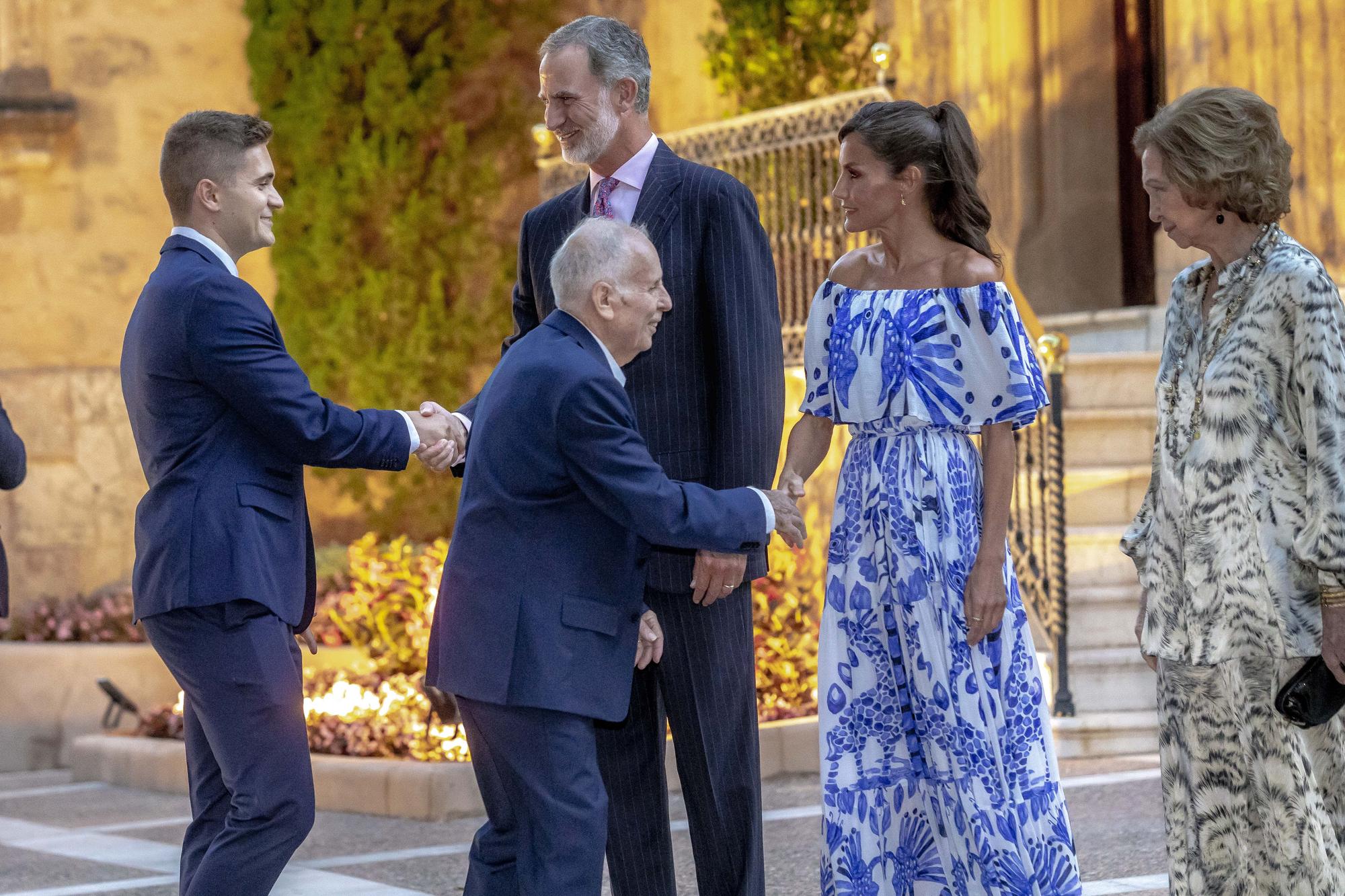 Mira aquí todas las fotos de la visita de los Reyes al Palacio Marivent para recibir a la sociedad balear